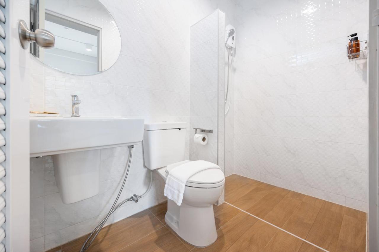 Hotel Wizpark Ratchada Bangkok Bagian luar foto
